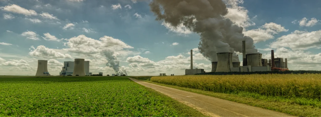 Ilustração do uso de cal no tratamento de gases industriais com captura de poluentes como dióxido de enxofre.